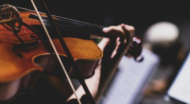 Violino © Unsplash / Xingchen Yan