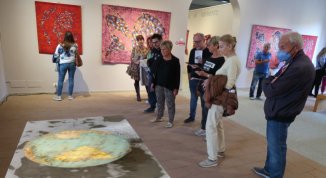 Cucire il mondo, in mostra le opere su tela jeans di Luigi Dellatorre