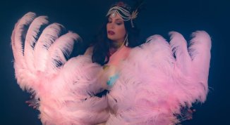 Cafè Chantant: l'arte del varietà rivive tra storie, profumi e burlesque teatrale