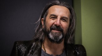 Omar Pedrini in Canzoni sul Saper Vivere ad uso delle Nuove Generazioni