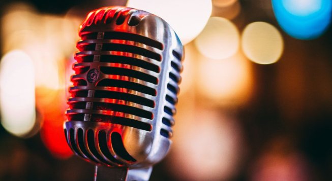 Microfono © israel palacio / unsplash