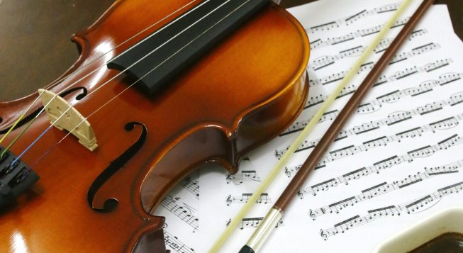 Violino © Unsplash / Ria Nurul Kamariah