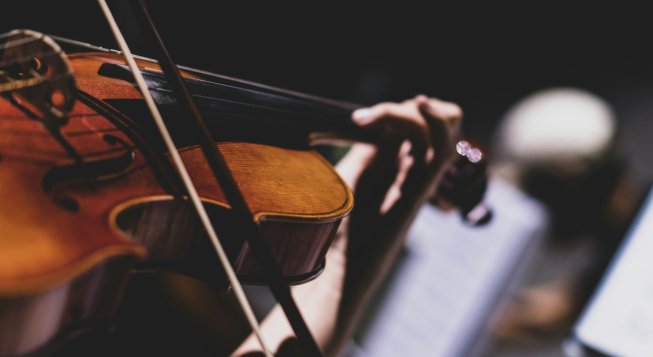 Violino © Unsplash / Xingchen Yan