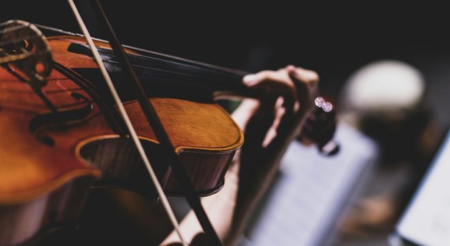 Violino © Unsplash / Xingchen Yan