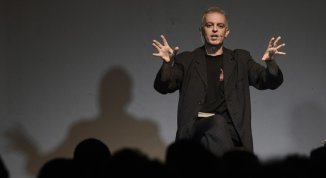 Primi passi sulla luna: divagazioni provvisorie per uno spettacolo postumo, di e con Andrea Cosentino