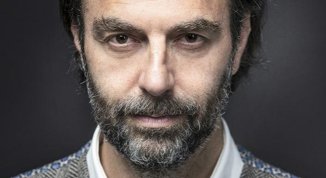 Neri Marcorè in Gaber, mi fa male il mondo