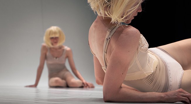 foto di scena ©Tobia Abbondanza - teatronazionalegenova.it