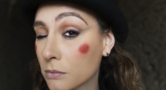 Roberta Lidia De Stefano in Zazà, con la banda in testa