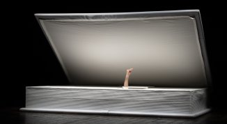 Oh! Gli straordinari racconti di un grande libro bianco, spettacolo per bambini di e con Edoardo Nardin e Daniele Giangreco