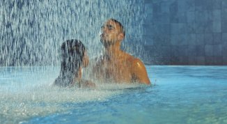 San Valentino 2026 al parco acquatico tra bolle, giochi d’acqua e cena romantica