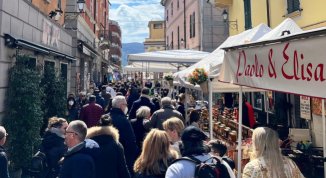 Fiera delle Nocciole 2026 a Sarzana con bancarelle e gastronomia