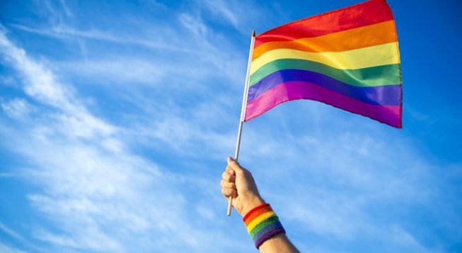Bandiera arcobaleno © courtesy Milano Pride