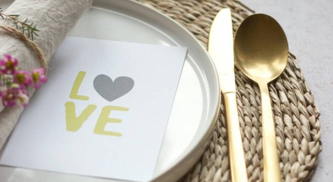 Cena romantica © micheile henderson/unsplash.com