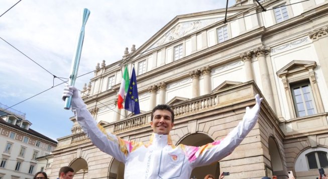 Roberto Bolle con la Fiamma Olimpica davanti al Teatro alla Scala