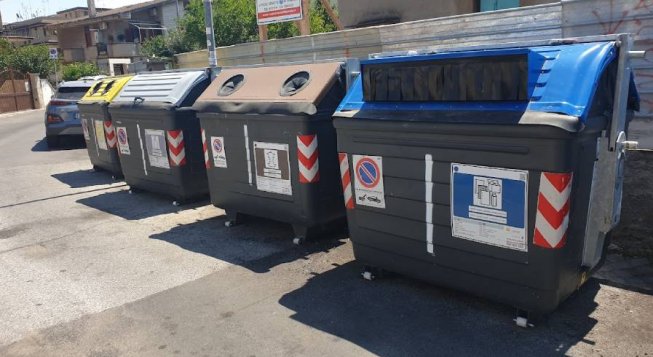 Bidoni per la raccolta differenziata ©Valerio171006/wikimedia.org