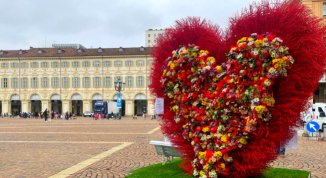 Piazza San Carlo si trasforma: il cuore fiorito di Torino per San Valentino
