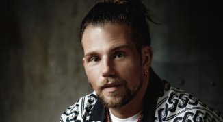 Enrico Nigiotti con Ogni volta che non so volare a Sanremo 2026. Analisi del testo e pagella