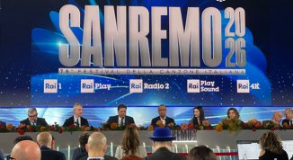 Festival di Sanremo 2026: Carlo Conti e Laura Pausini lo dedicano a Pippo Baudo. Sul palco rock, country, latino e ballad