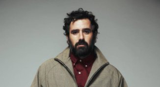 Tommaso Paradiso con I Romantici a Sanremo 2026. Analisi del testo e pagella