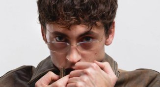 Tredici pietro con Uomo che cade a Sanremo 2026. Analisi del testo e pagella