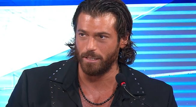 Can Yaman durante la conferenza stampa