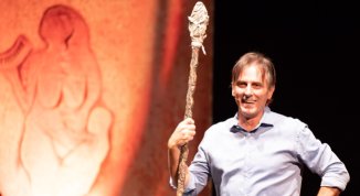 Maurizio Colombi in Caveman, l'uomo delle caverne