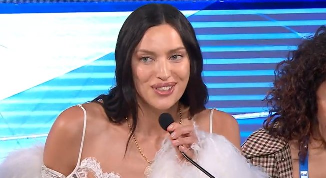 Irina Shayk durante la conferenza stampa del Festival di Sanremo