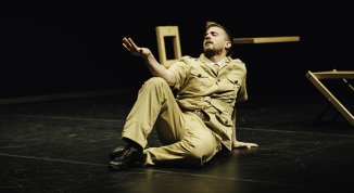 Marco D'Agostin in Asteroide, partitura per voce e corpo