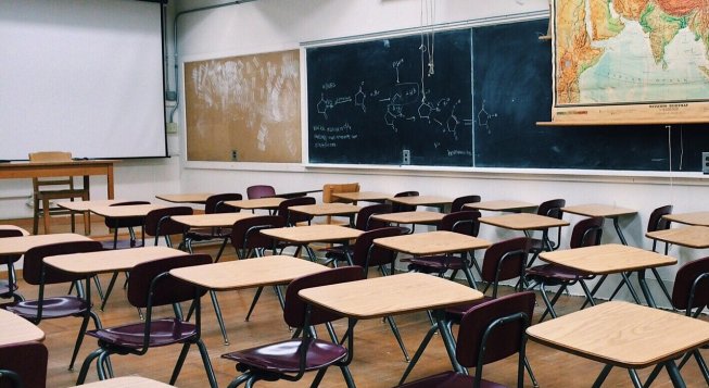 Aula scolastica ©WOKANDAPIX - Pixabay