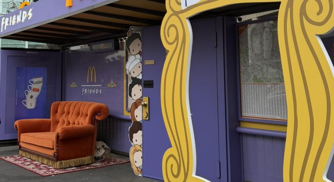 Pensilina Friends a Milano © McDonalds Italia