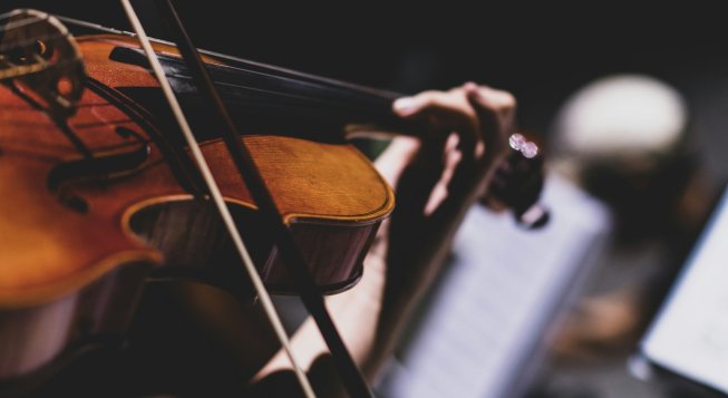 Violino © Unsplash / Xingchen Yan