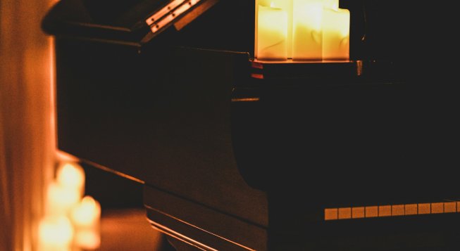 Pianoforte a lume di candela © Xingchen Yan / Unsplash