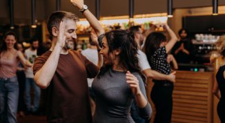 Swing e Lindy Hop a Palazzo Ducale: Zenaswingers a Mentelocale Bistrot fra ballo, aperitivo e socialità