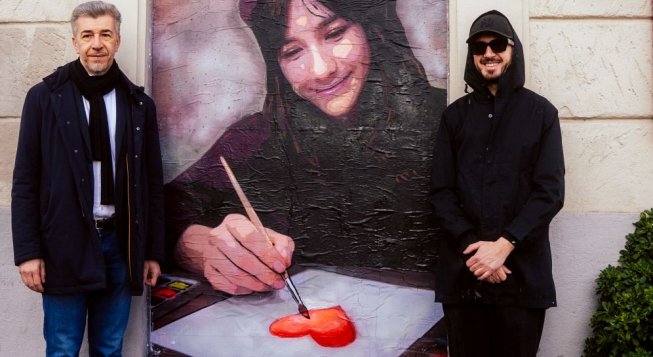 Gino Cecchettin e Tvboy davanti al murale dedicato a Giulia a Milano