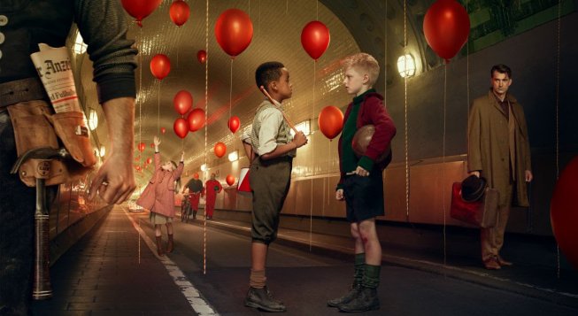 Erwin Olaf, Fünf neue märchen, Das wunder von Bern trifft Die Blechtrommel inmitten von 99 Luftballons - Alter Elbtunnel, 2014 (courtesy Paci contemporary gallery, Brescia - Porto Cervo)