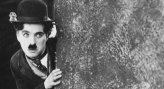 A tu per tu con Charlie Chaplin, installazione di intelligenza artificiale