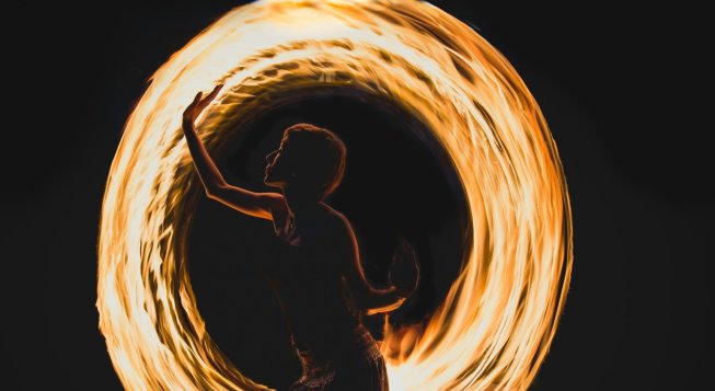 Danza del Fuoco © Unsplash / Roozbeh Badizadegan