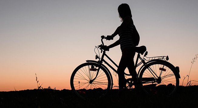 Donna in bicicletta © zhivko/pixabay.com