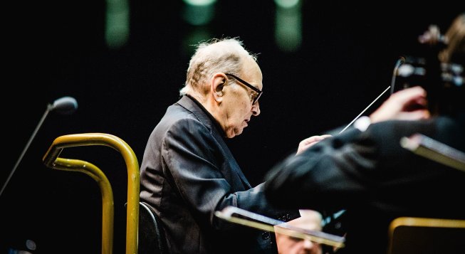 Ennio Morricone © Claude Truong-Ngoc, licenza CC BY-SA 4.0 via Wikimedia Commons.