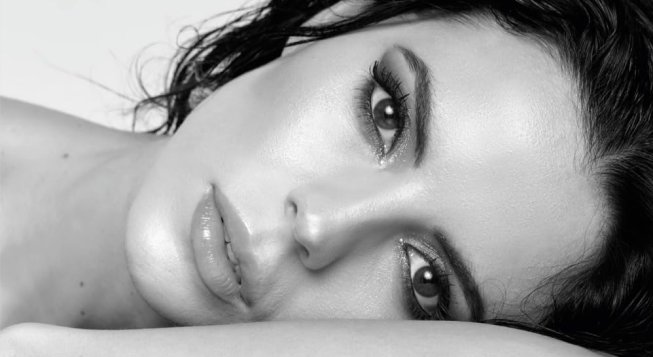 Shaila Gatta sulla copertina del libro Fuori onda