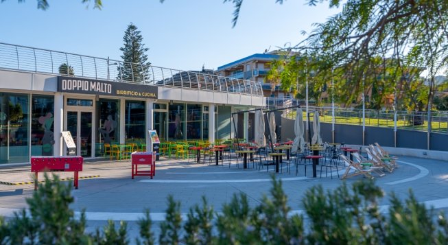 Doppio Malto apre alla Marina di Loano: birra, cucina e convivialità a due passi dal mare