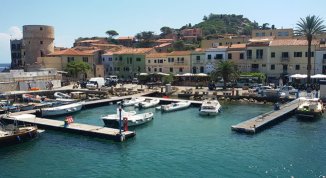 Weekend all'Isola del Giglio: cosa fare, dove mangiare, i traghetti, le spiagge e il borgo