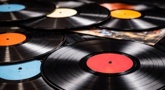 Mercato del vinile e cd per hobbisti: una giornata tra a rarità, edizioni da collezione e grandi classici