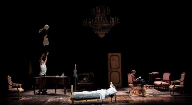 Stanza con compositore, donne, strumenti musicali, ragazzo