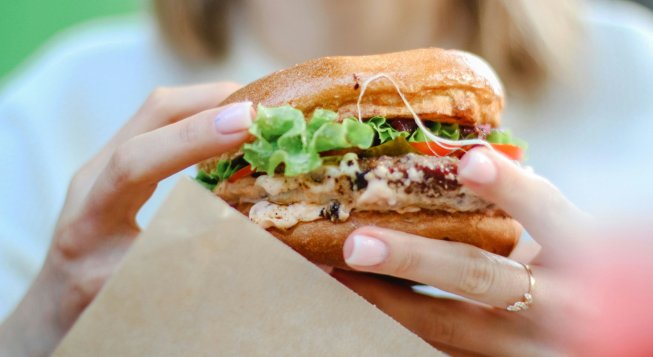 Hamburger © Anna Kumpan / Unsplash