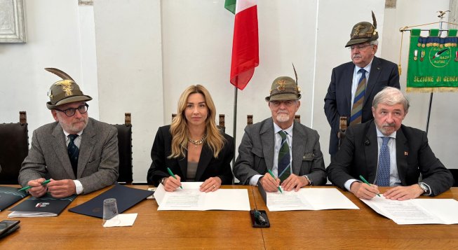 Firma congiunta dell'atto di costituzione del Comitato d'Onore © Ufficio Stampa Adunata Alpini