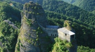 Escursione sulle vie dei castelli: dal Castello della Pietra al Castello Spinola