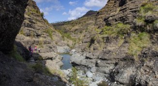 Gargassa Fantasy: escursione ad anello tra canyon, laghetti e rocce nere