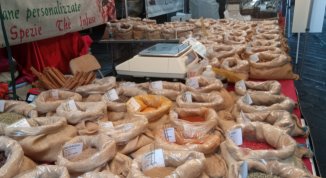 Tipicamente Chiavari, il mercatino di prodotti locali con il gruppo di trallalero A Lanterna