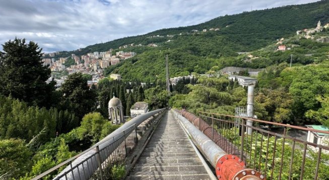 Acquedotto Storico di Genova: ponte Sifone sul Veilino, Garitta del Dazio, laghetti e fioriture di maggio